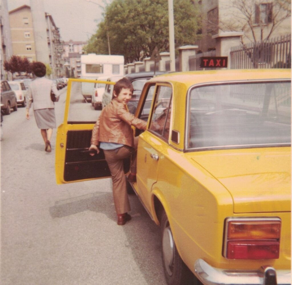 Fausto, (25/04/1972) a soli 9 anni, sale dal lato del guidatore sul taxi del papà. Le passioni nascono osservando, ascoltando, imparando e ‘respirando’ il mestiere fin da piccoli, fino a farlo diventare parte di sé.